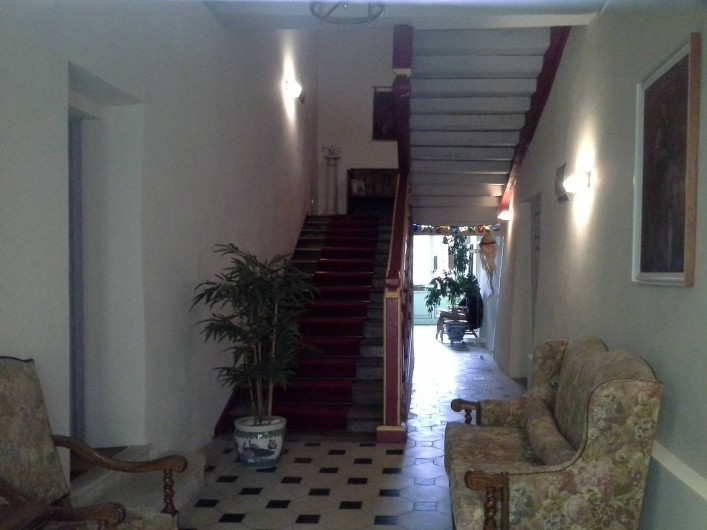 Location de vacances - Chambre d'hôtes à Saint-Trivier-de-Courtes - Notre entrée d'où s'élance la belle montée d'escaliers