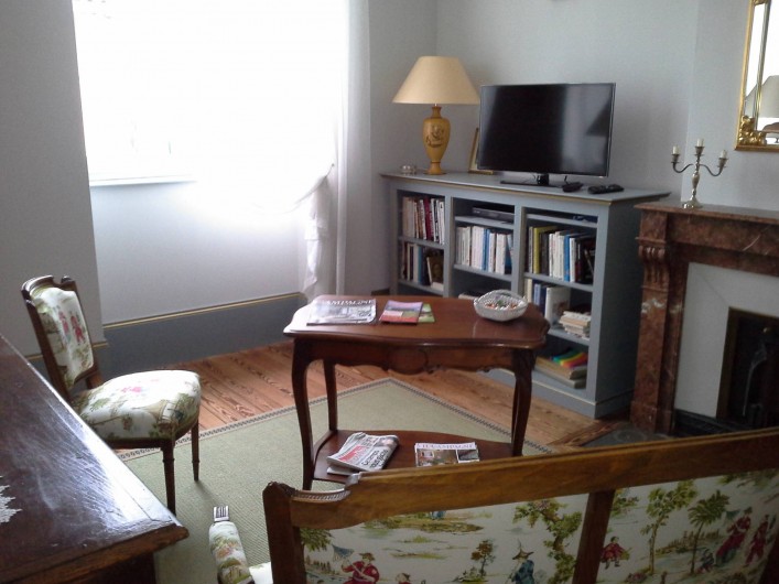 Location de vacances - Chambre d'hôtes à Saint-Trivier-de-Courtes - Le petit coin salon pour nos hôtes avec télé et livres.