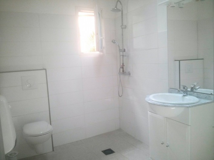 Location de vacances - Studio à Sanary-sur-Mer - salle d'eau : douche à l'italienne