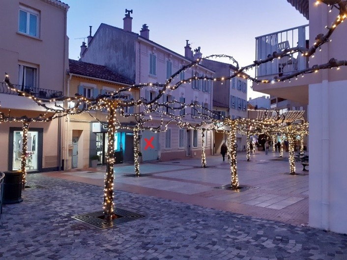 Location de vacances - Studio à Sanary-sur-Mer - Entrée de la cour (porte avec la croix rouge)