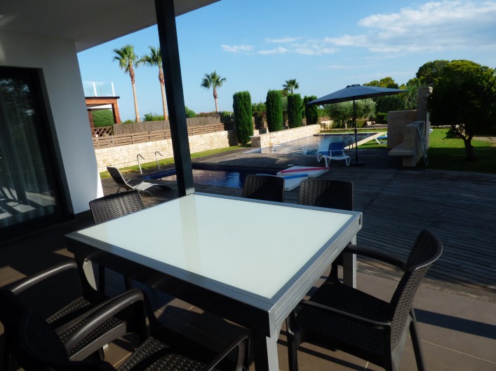 Location de vacances - Villa à El Perelló - Terrasse devant Piscine: table extensible et chaises