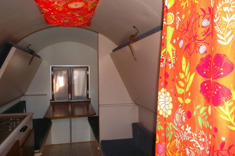 Location de vacances - Roulotte à Aubigny - intérieur roulotte