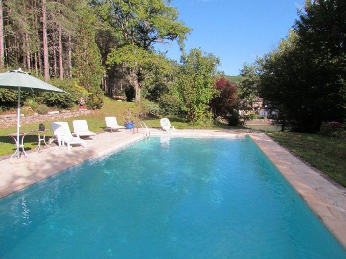 Location de vacances - Gîte à La Rouquette - Grande piscine et farniente.