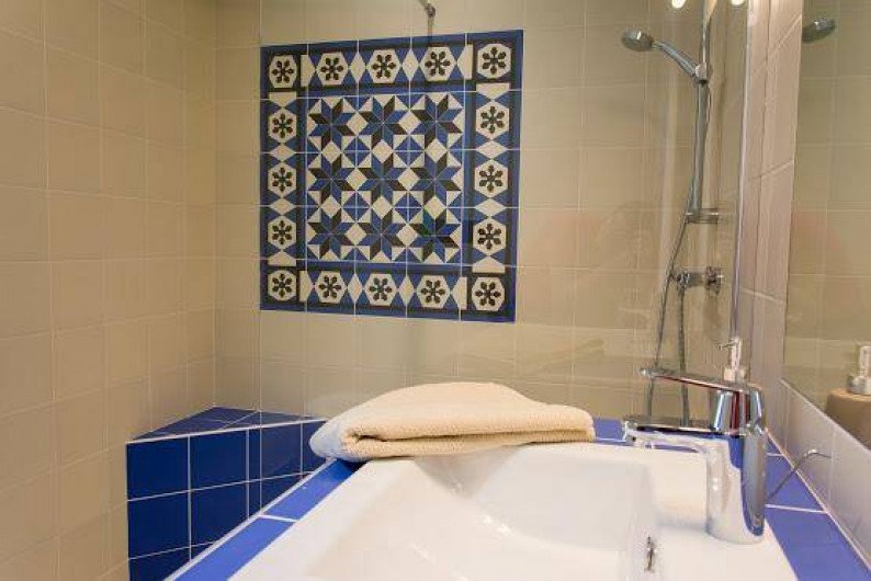 Location de vacances - Gîte à La Rouquette - Salle de Bain Voyage
