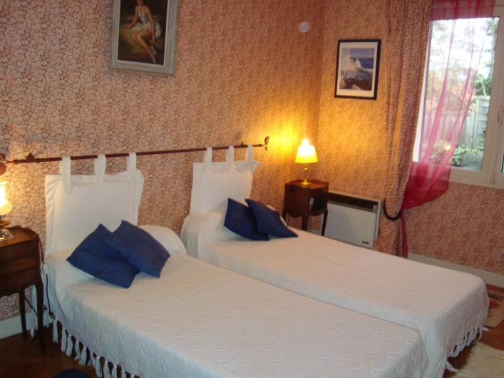 Location de vacances - Villa à Arcachon - chambre rose avec deux lits de 0.90 cm avec salle d'eau