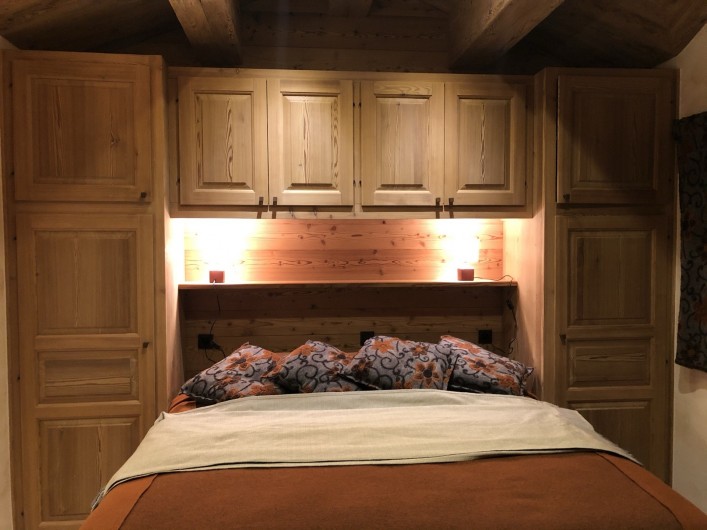 Location de vacances - Chalet à Chamonix-Mont-Blanc - Son lit King size  (180x200)