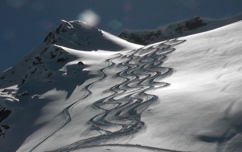 Location de vacances - Chalet à Chamonix-Mont-Blanc - ...Et descente en poudreuse