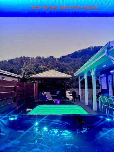 Location de vacances - Villa à Bouillante - VUE DU JACUZZI AU LEVER DU SOLEIL