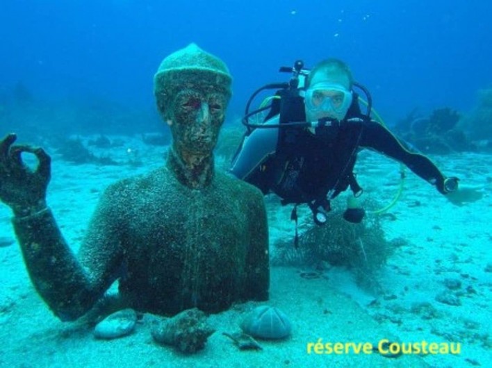 Location de vacances - Villa à Bouillante - BUSTE DU COMMANDANT COUSTEAU DANS LA RESERVE COUSTEAU