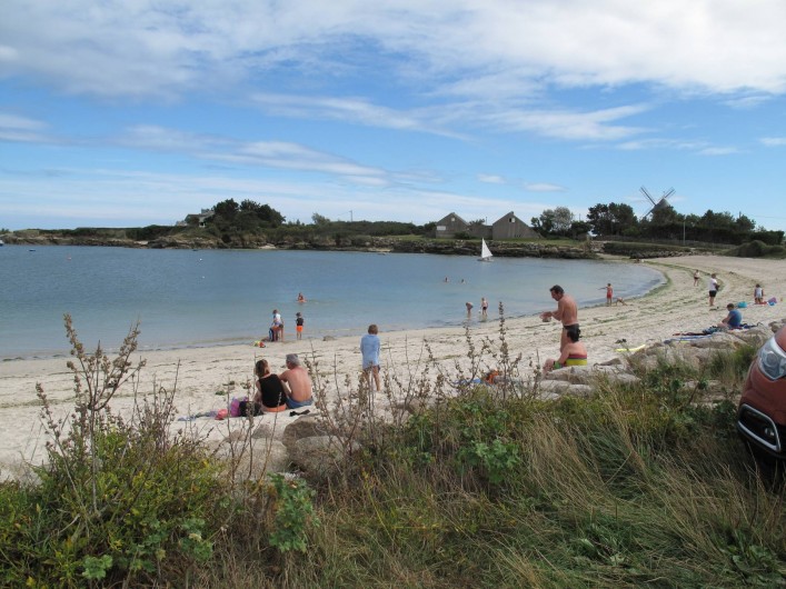 Location de vacances - Bungalow - Mobilhome à Gatteville-le-Phare - Anse de Crabec, plage de sable en face de l'entrée du camping