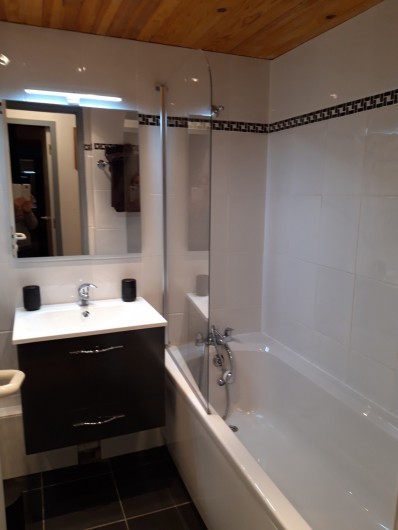 Location de vacances - Appartement à Belle Plagne - SALLE DE BAIN AVEC BAIGNOIRE + TOILETTES