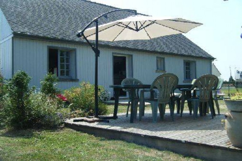 Location de vacances - Maison - Villa à Pluduno - façade arrière comprenant deux terrasses et un chalet