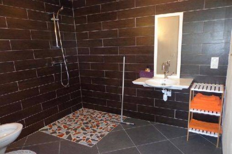 Location de vacances - Villa à Berdoues - Salle de bain RDC, communicante à la chambre 