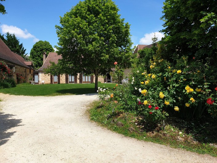 Location de vacances - Villa à Rouffignac-Saint-Cernin-de-Reilhac - vue de la cour maison principale