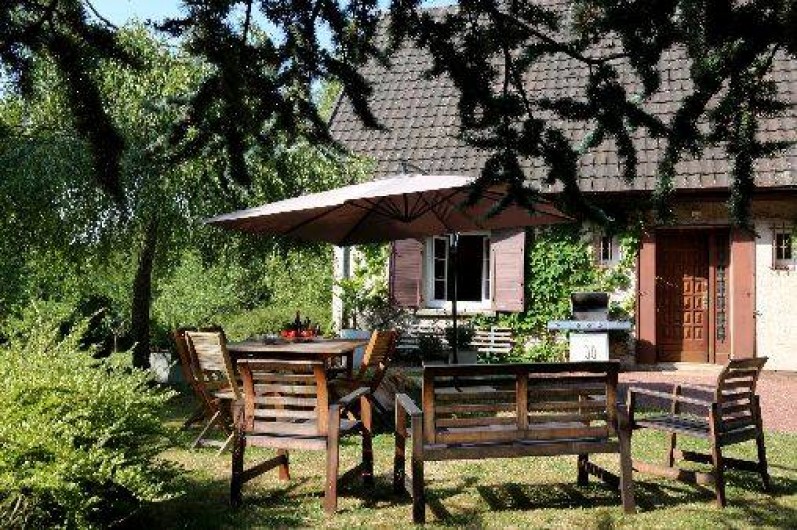 Location de vacances - Gîte à Autun - Espace repas Salon de jardin Transats et bains de soleil Table de ping-pong