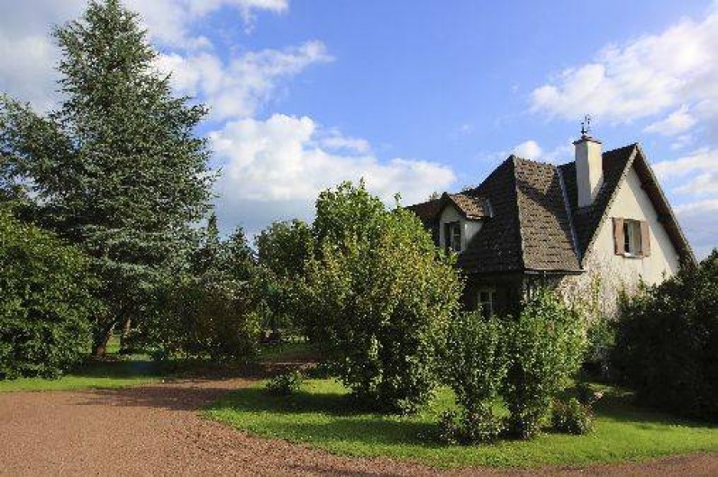 Location de vacances - Gîte à Autun - Entrée de la maison Jardin entièrement clos