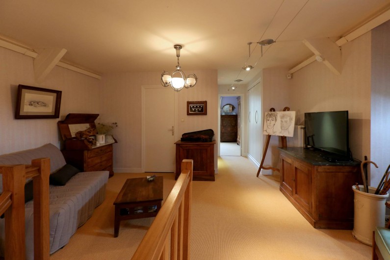 Location de vacances - Gîte à Autun - Salon 1er Etage Canapé lit 2 personnes et TV