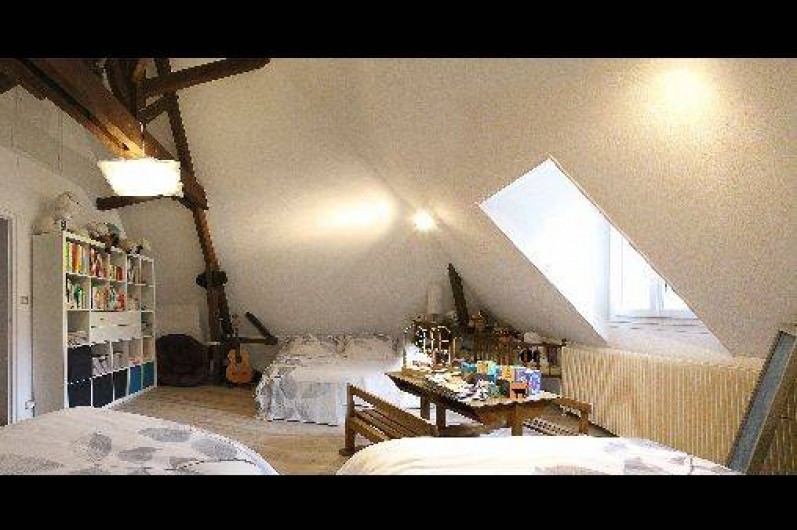 Location de vacances - Gîte à Autun - La chambre mansardée 1er étage 1 lit XL pour 2 p 2 lits pour 1 p 1 lit bébé