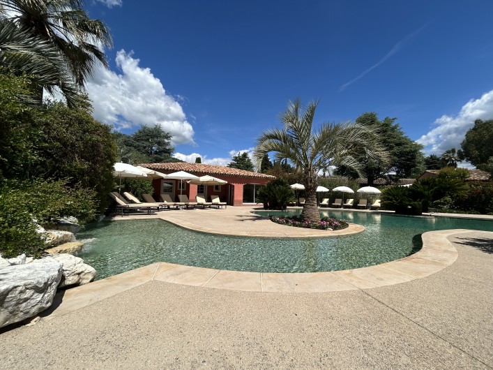 Location de vacances - Villa à Carros - Pataugeoire avec cascade idéale pour les enfants