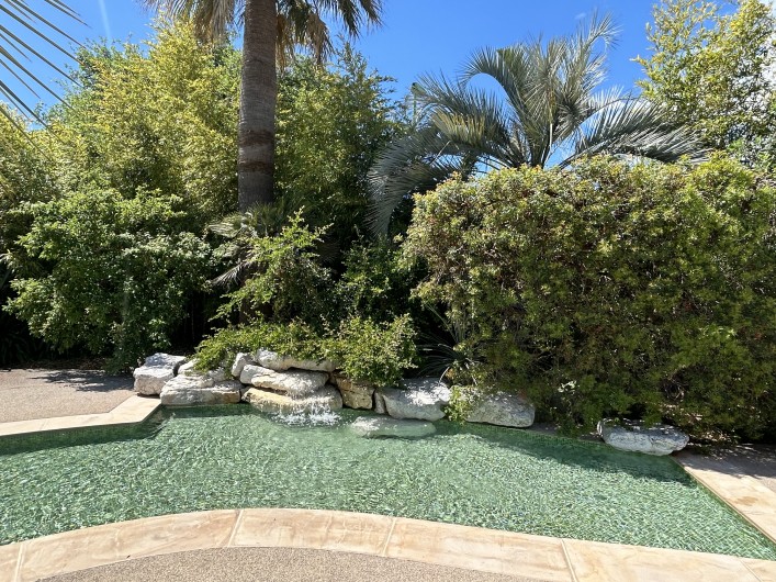 Location de vacances - Villa à Carros - Pataugeoire avec cascade idéale pour les enfants