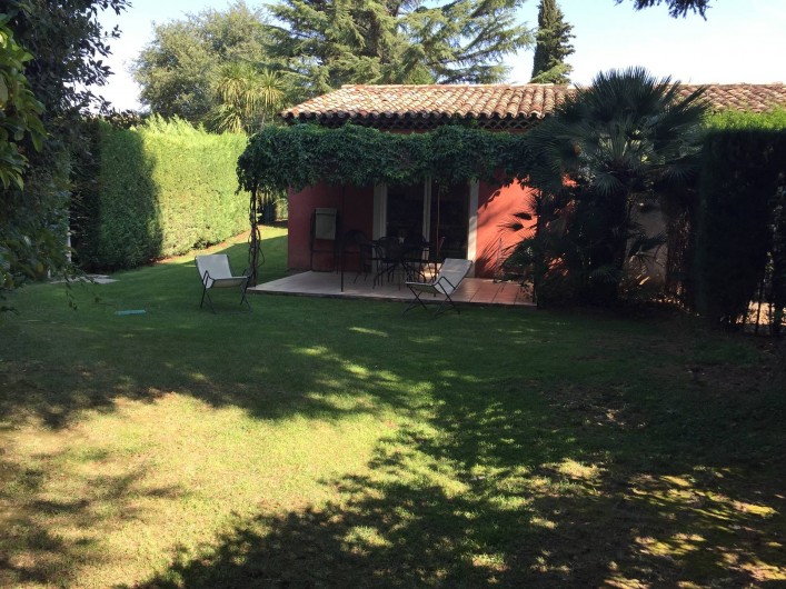 Location de vacances - Villa à Carros - Jardin sans vis à vis avec terrasse et pergolas arborée
