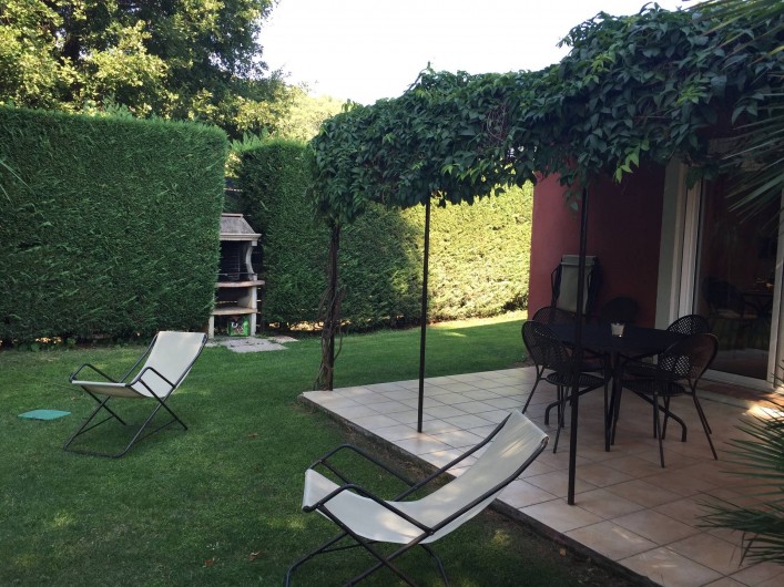 Location de vacances - Villa à Carros - Grand jardin clôturé et son barbecue maçonné