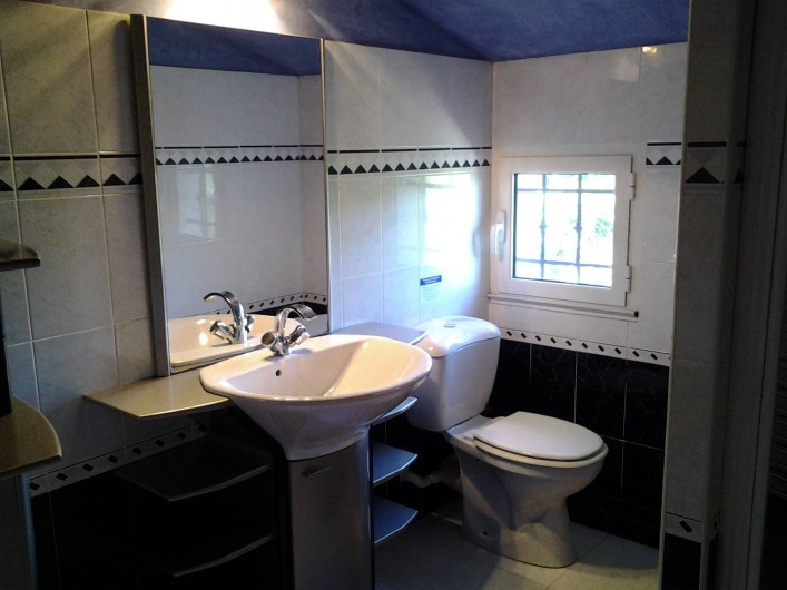 Location de vacances - Villa à Sainte-Maxime - Salle d'eau de l'étage