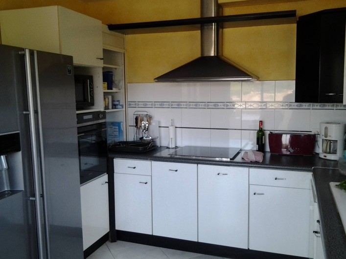 Location de vacances - Villa à Sainte-Maxime - Cuisine équipée avec Frigo américain, table de cuisson , four, MLV