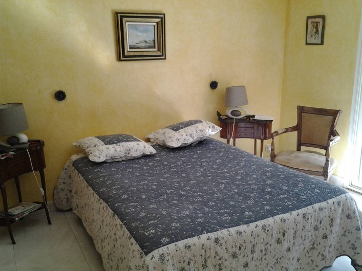 Location de vacances - Villa à Sainte-Maxime - Chambre parentale donnant sur la piscine