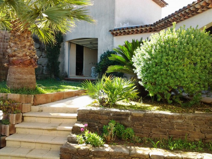 Location de vacances - Villa à Sainte-Maxime - Accès depuis l'arrivée .