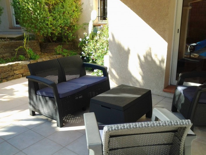 Location de vacances - Villa à Sainte-Maxime - Salon de jardin sur terrasse devant la piscine