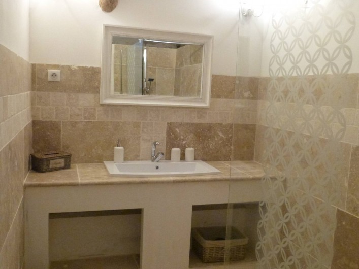 Location de vacances - Maison - Villa à Esclauzels - Salle de Bain de la chambre d'hôte La Quercynoise 1 vasque et une douche