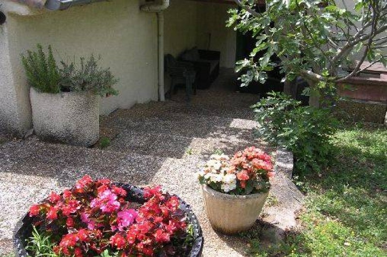 Location de vacances - Gîte à Molières-Cavaillac - l'entrée par l'escalier fleuri