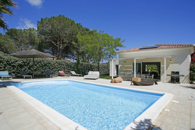 Location de vacances - Villa à Calvi - Piscine individuelle avec terrasse entièrement aménagée: sunbeds, parasol...