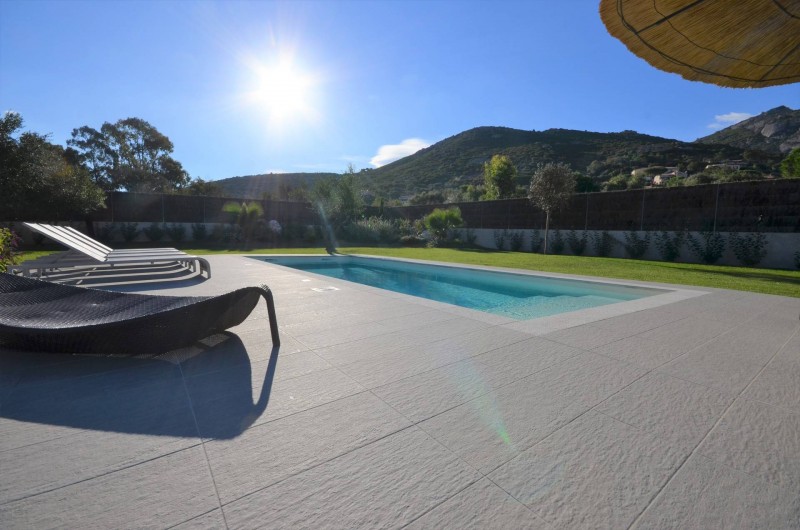 Location de vacances - Villa à Calvi - Votre piscine avec vue sur la montagne et le Capu di a Veta