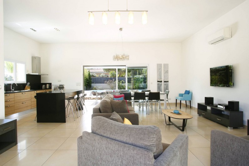 Location de vacances - Villa à Calvi - Salle de séjour et cuisine ouverte, avec vue sur la piscine