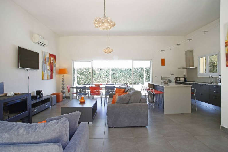 Location de vacances - Villa à Calvi - Salon - Cuisine avec vue sur votre piscine