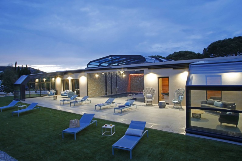 Location de vacances - Villa à Calvi - SPA Villas Mandarine - Verrière sous le coucher de soleil de Calvi