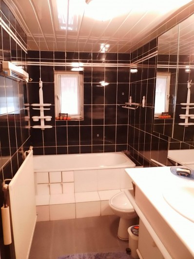 Location de vacances - Gîte à Cerdon - salle de bains baignoire douche wc