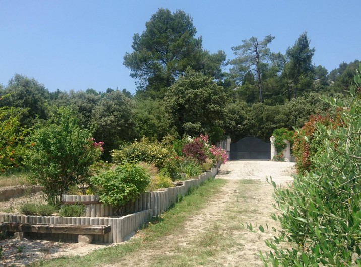 Location de vacances - Gîte à Orgon - Vers sortie et parking...