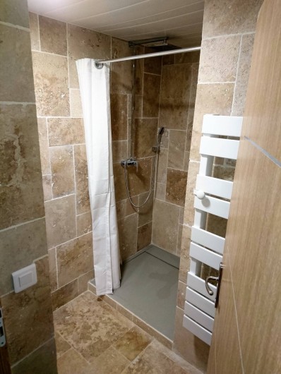 Location de vacances - Gîte à Orgon - Salle de bain en travertin