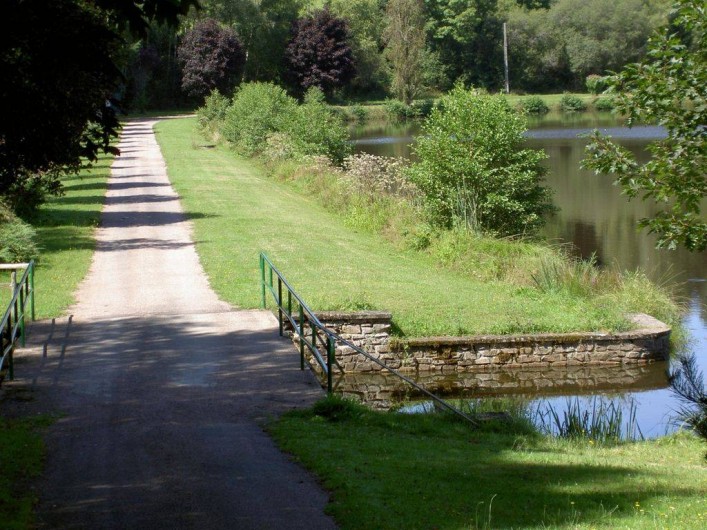 Location de vacances - Chalet à Miallet - le chemin de randonnée autour de l'étang