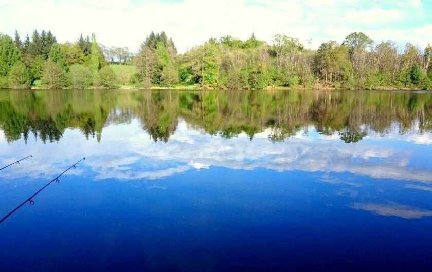Location de vacances - Chalet à Miallet - la pêche au bord de l'étang