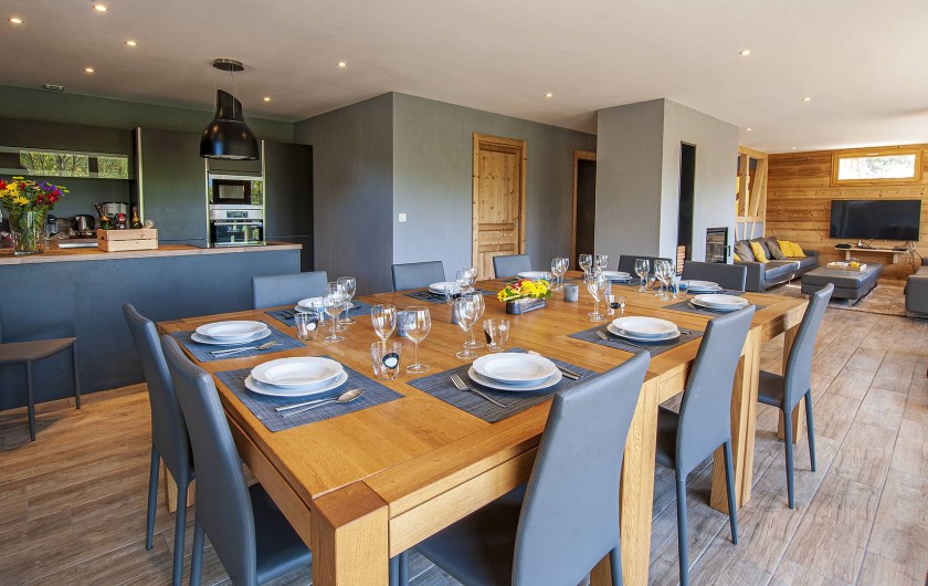 Location de vacances - Chalet à Muhlbach-sur-Munster - Séjour, cuisine tout équipées, grandes baies vitrées plein-sud