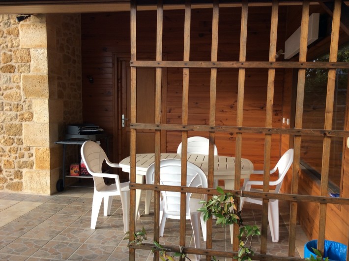 Location de vacances - Maison - Villa à Siorac-en-Périgord - Appenti et au fond la porte donnant sur la chambre supplémentaire