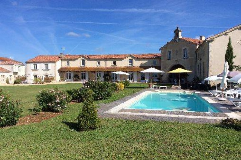 Location de vacances - Gîte à Nieul-sur-l'Autise - Les Ecuries du Château vue du parc