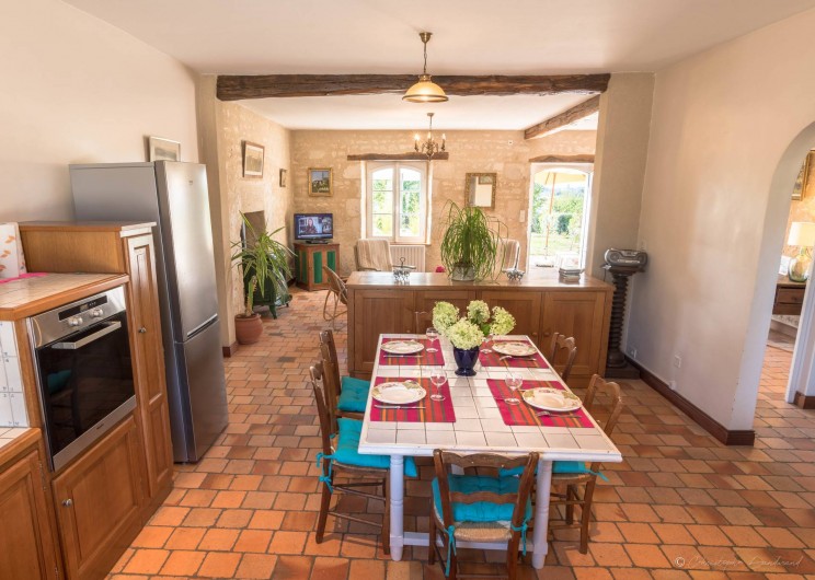 Location de vacances - Gîte à Nieul-sur-l'Autise - Salle à manger-cuisine ouverte sur le salon