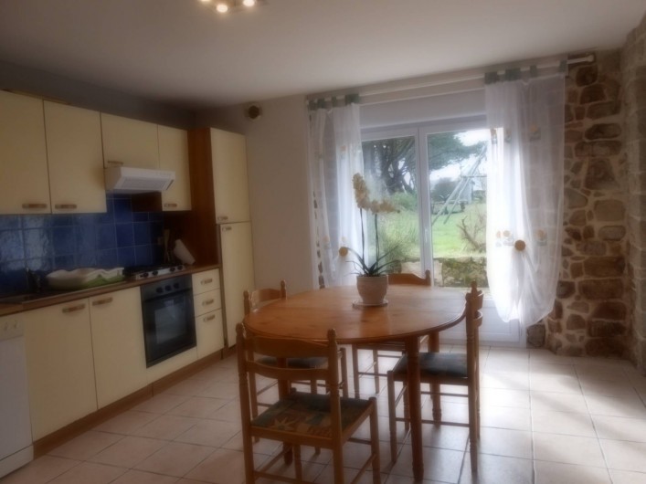 Location de vacances - Gîte à Erdeven - cuisine aménagée et équipée accedant sur terrasse et jardin clos