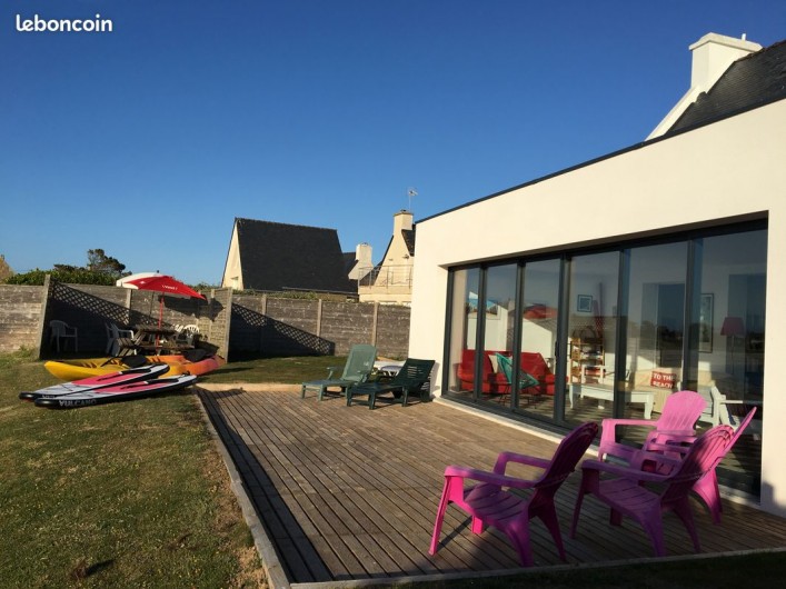 Location de vacances - Villa à Portsall - Terrasse avec meubles de jardin, kayaks et stand up paddle à disposition