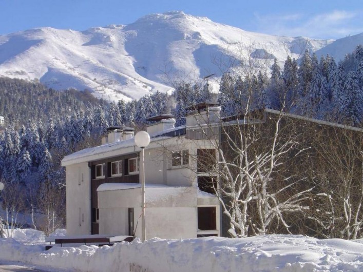 Location de vacances - Studio à Le Lioran - l'immeuble en decembre